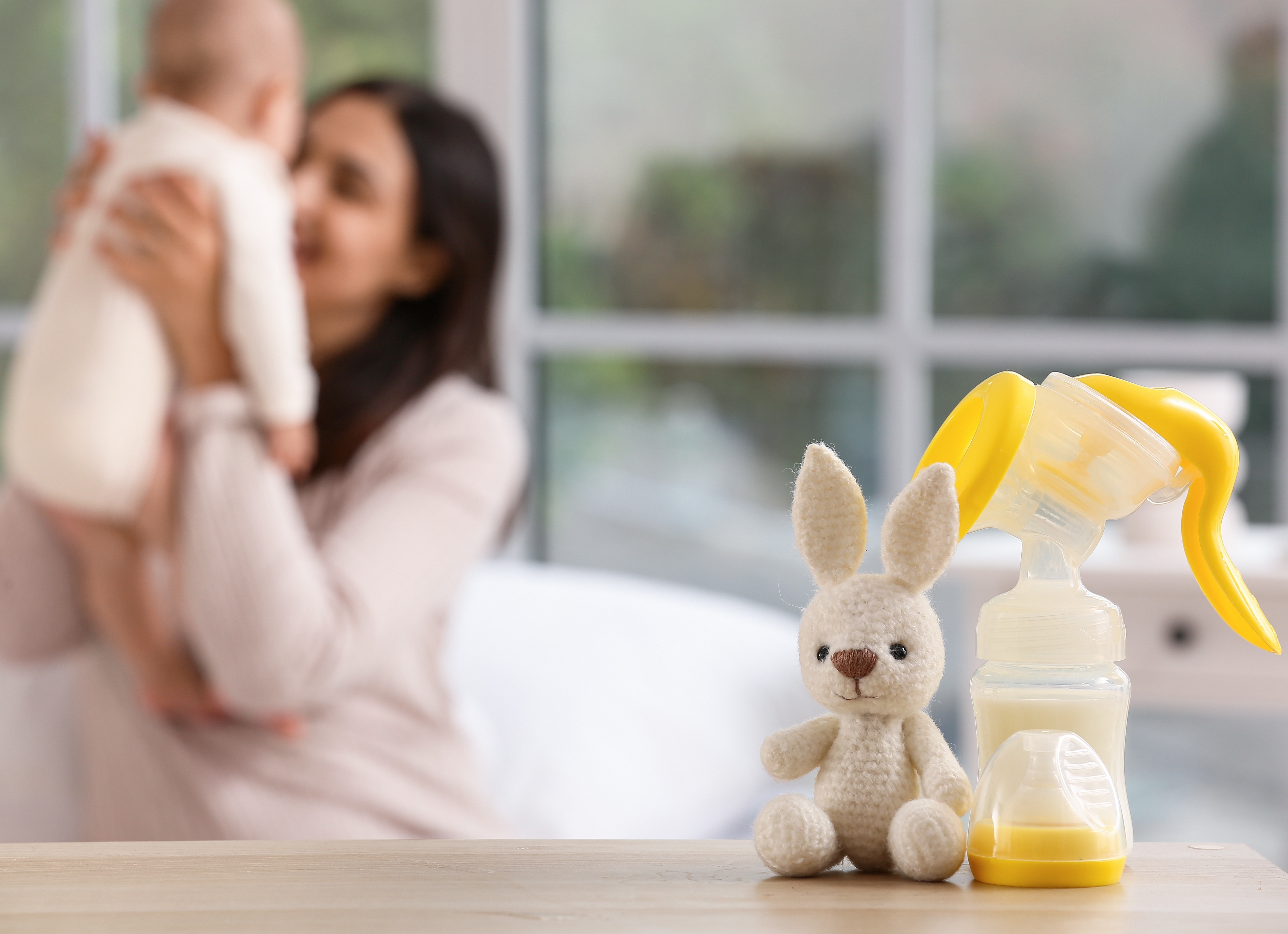 Как правильно молодой маме сцеживать грудное молоко руками Как правильно молодой маме сцеживать грудное молоко руками