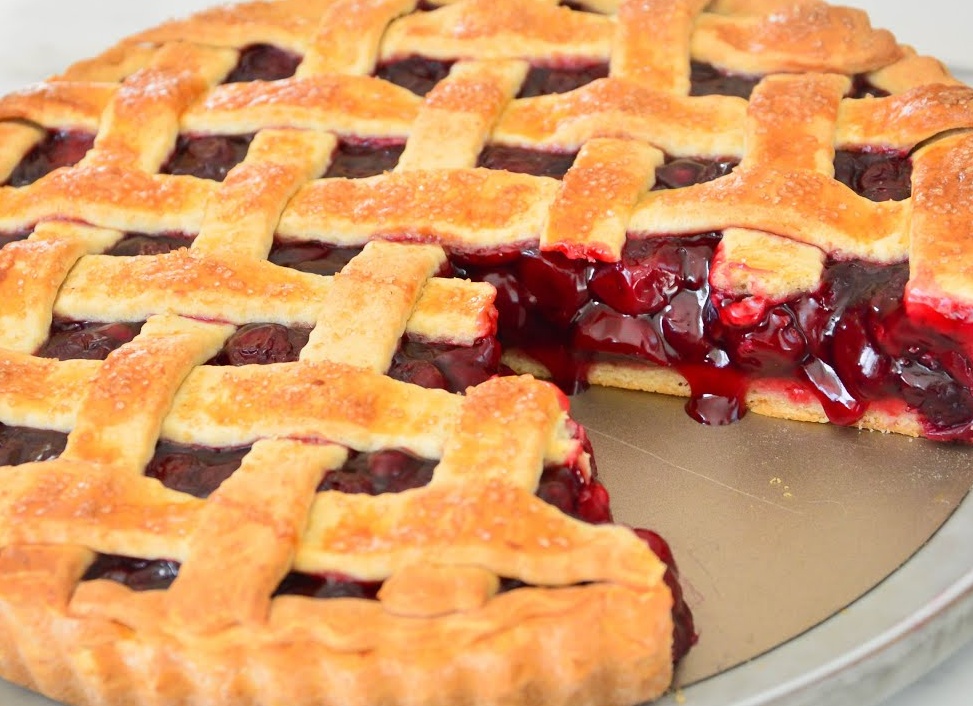 Как испечь пирог с вишней и творогом в духовке и мультиварке