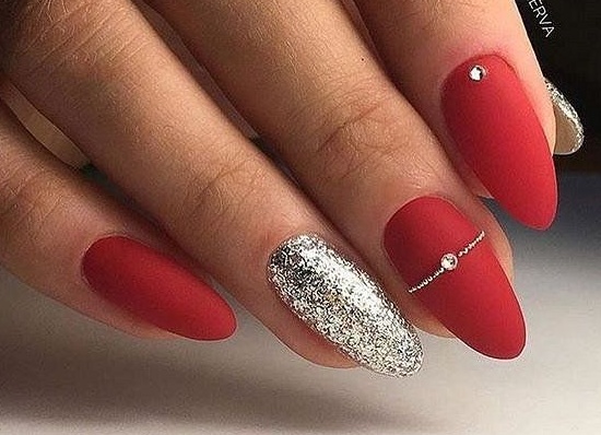Дизайн ногтей с красным лаком: модные тенденции, варианты маникюра с фото