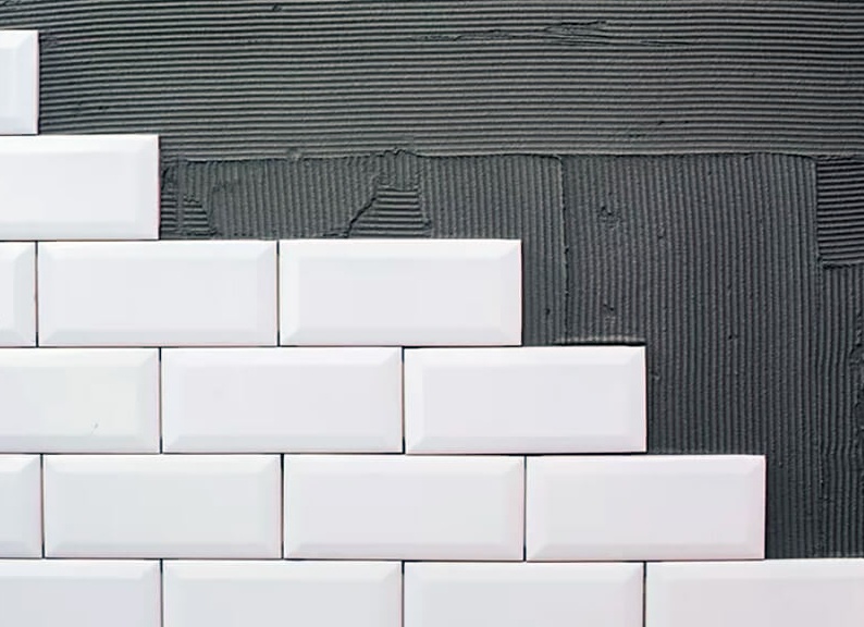 Технология укладки керамической плитки на стену