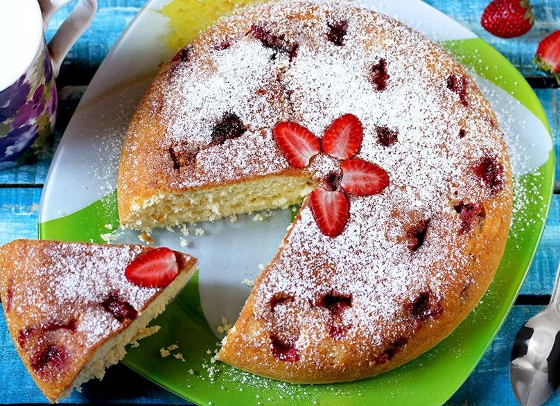 Потрясающие пироги с клубникой в мультиварке