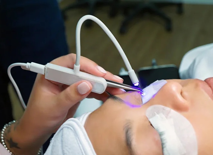 Техника наращивания ресниц: преимущества и недостатки