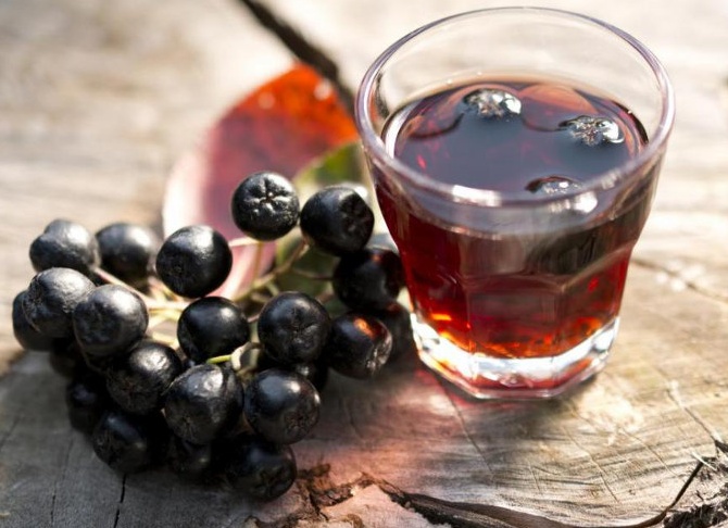 Как приготовить настойку из черноплодной рябины