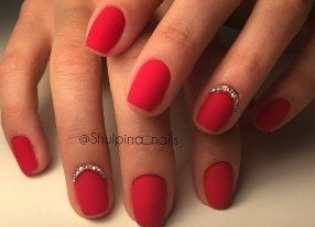 Разновидности маникюра со стразами для коротких ногтей