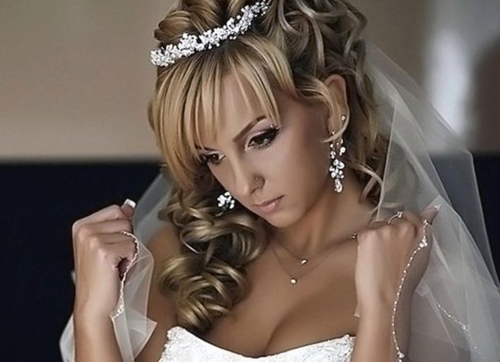 Многообразие свадебных причесок с фатой
