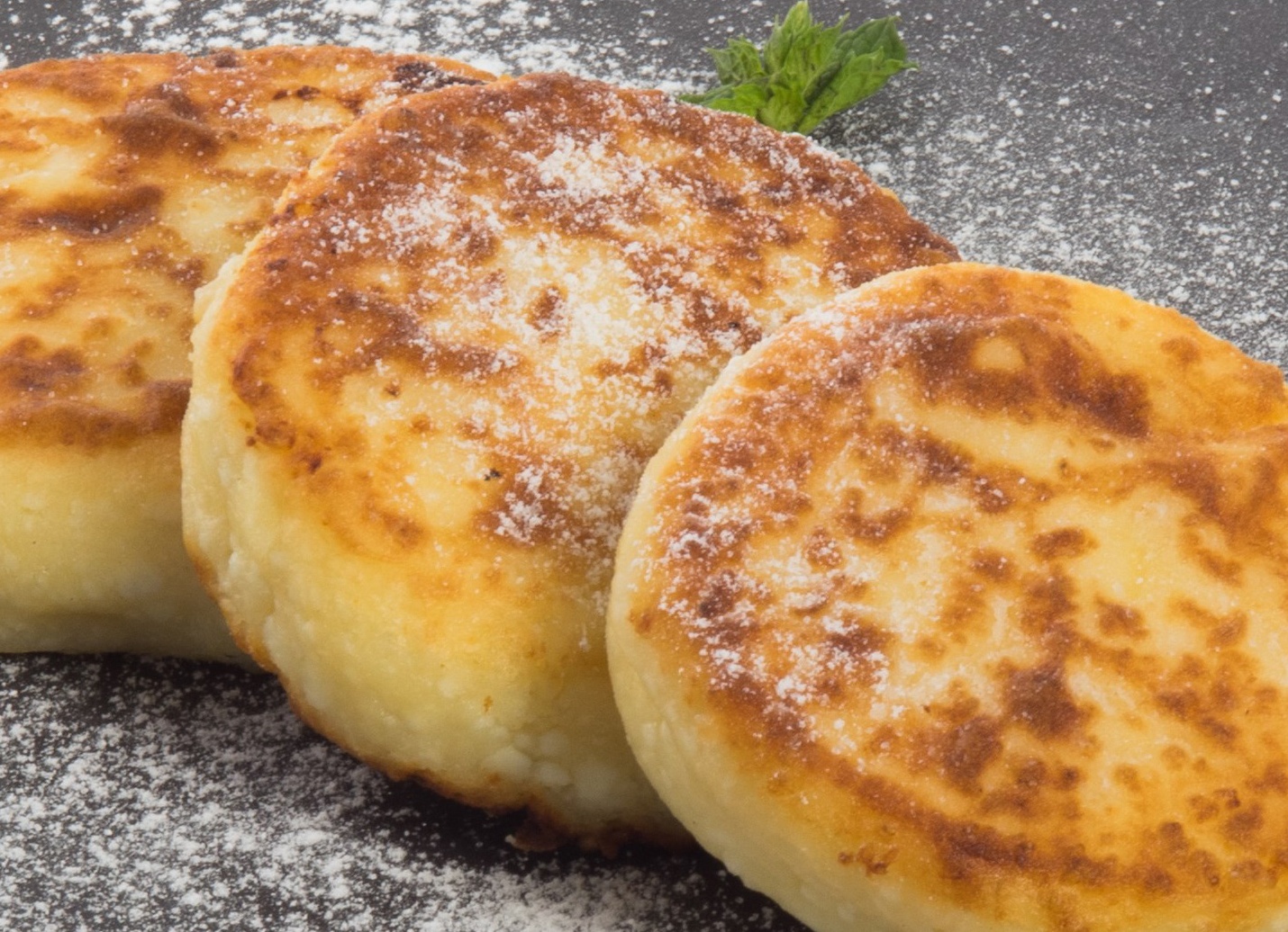 Как приготовить классические творожники на сковороде