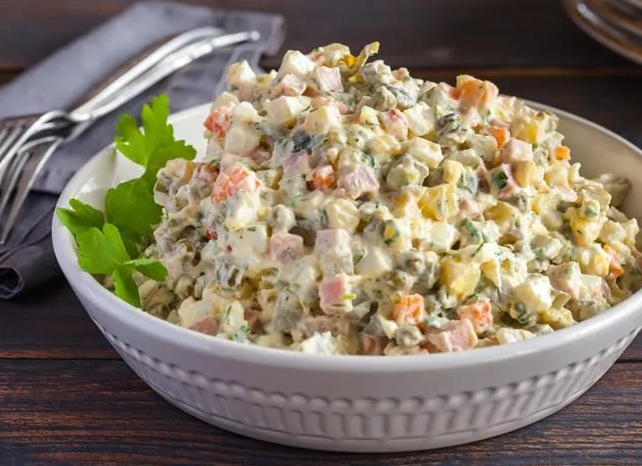 Как приготовить классический салат Оливье с колбасой