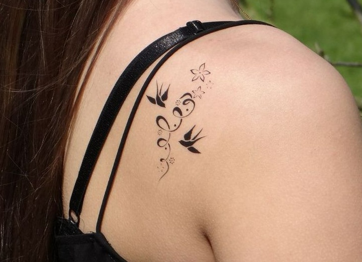 Тату на плече для девушек: виды и особенности