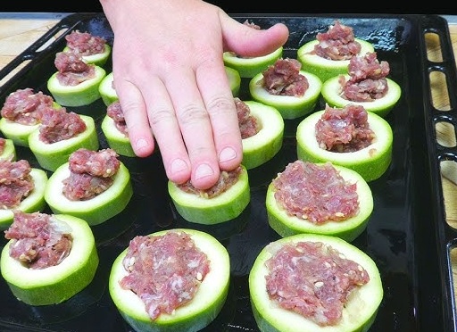 Как запечь кабачки, фаршированные фаршем, с сыром в духовке