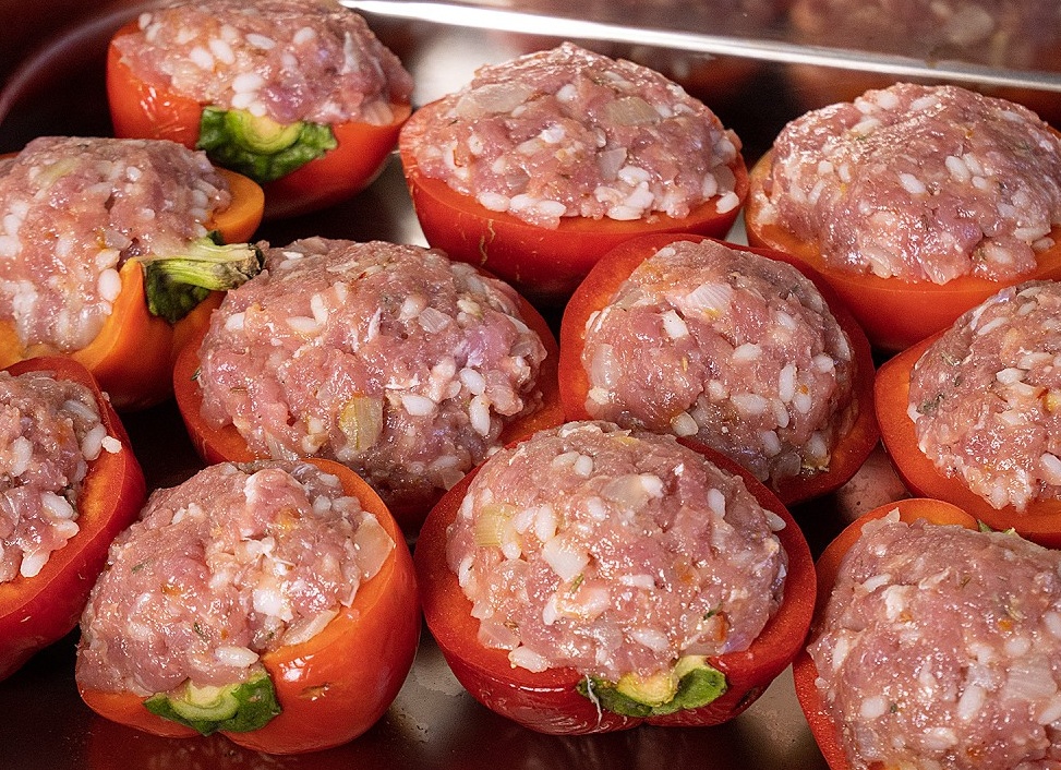 Как приготовить фаршированные перцы с фаршем и рисом