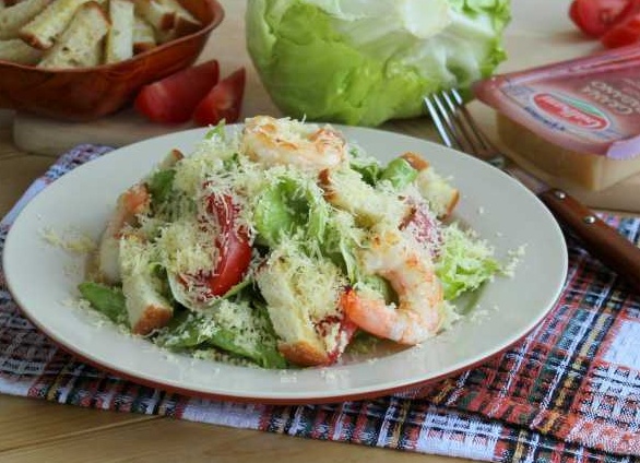 Как приготовить Цезарь с креветками в домашних условиях