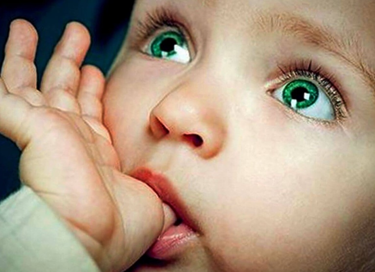 Ребенок сосет палец — почему, опасно ли это, как отучить? Ребенок сосет палец — почему, опасно ли это, как отучить?