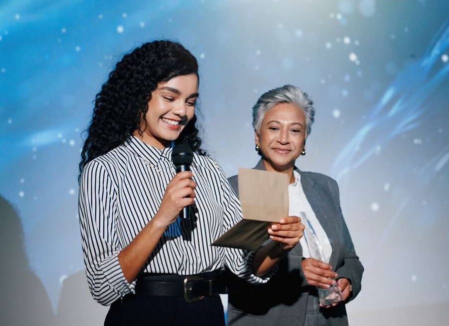 На что обратить внимание при выборе письменного стола для школьника