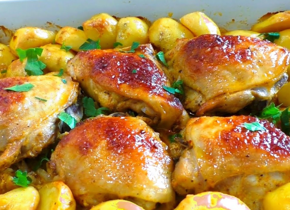 Как приготовить куриные бедра с картошкой в духовке