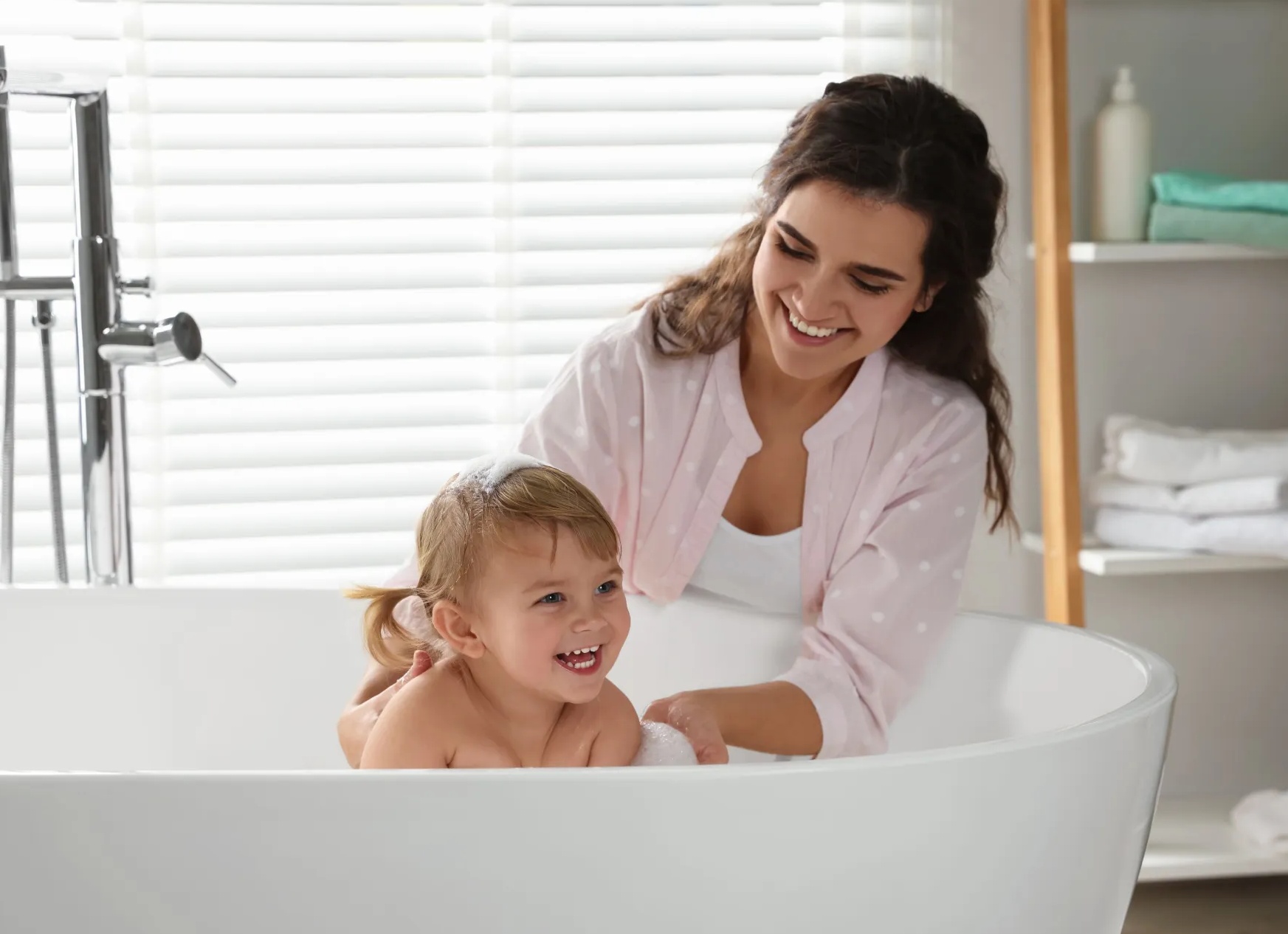 Горка для купания новорожденных: виды, правила выбора и эксплуатации