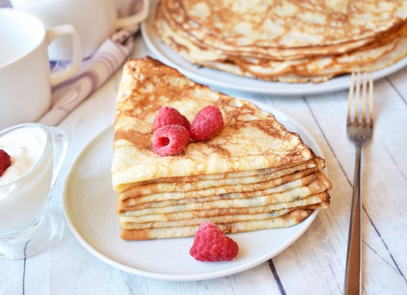 Как приготовить тонкие блины на кислом молоке с дырочками