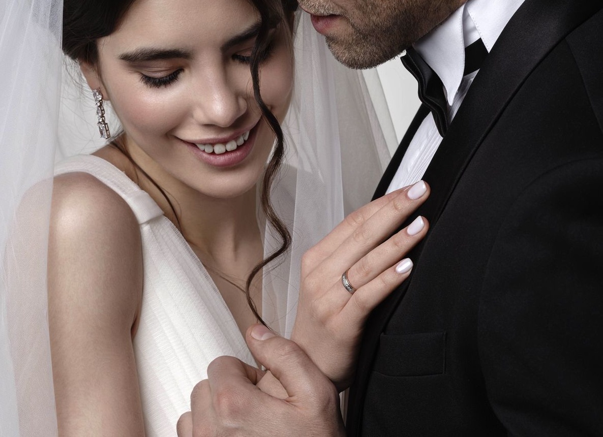 На каком пальце невесты носят помолвочное кольцо
