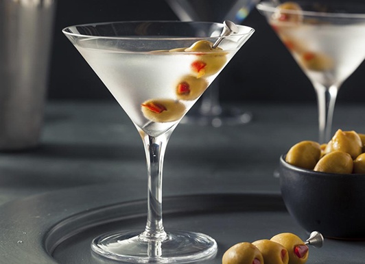 С какой закуской пьют мартини: правила подачи напитка и рецепты