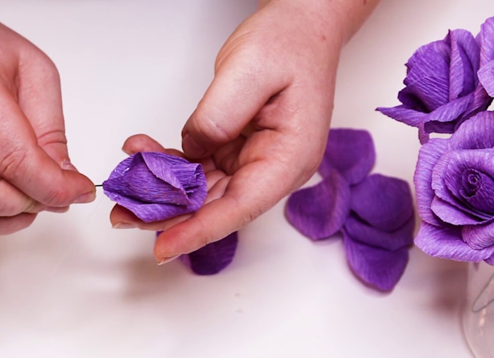 Как сделать цветы из гофрированной бумаги своими руками