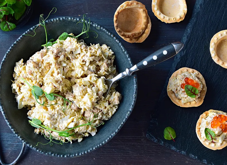 Как приготовить классический салат с печенью трески