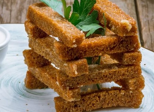 Вкусные рецепты гренок из черного хлеба с чесноком Вкусные рецепты гренок из черного хлеба с чесноком