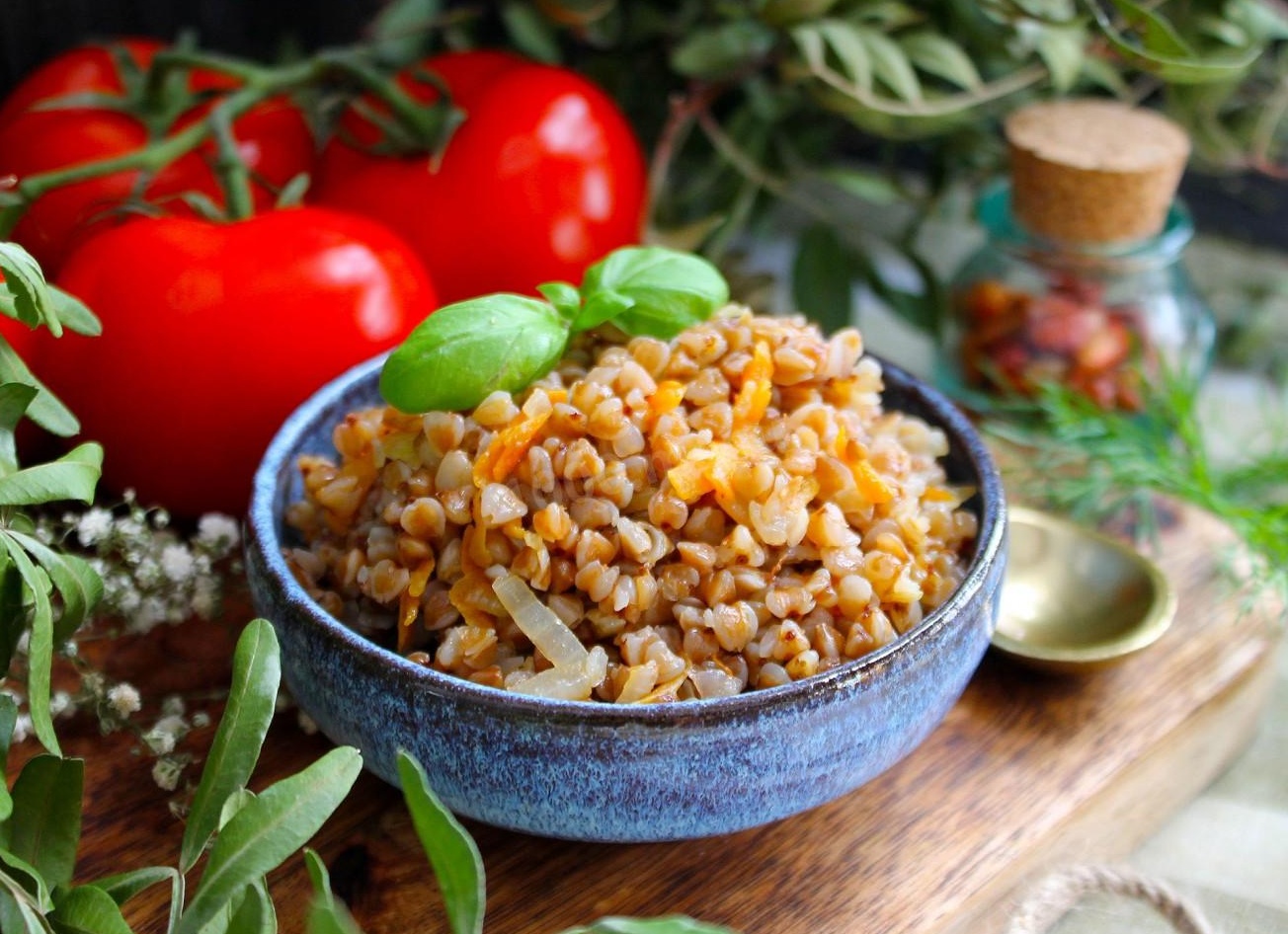 Гречка на сковороде с луком и морковью