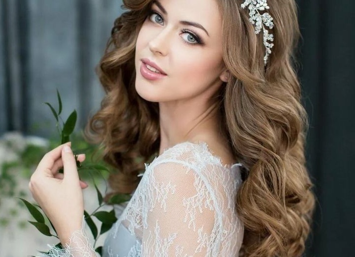 Свадебная прическа с диадемой – неповторимый образ невесты!