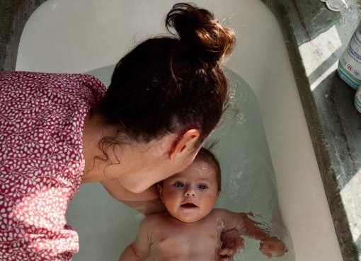 Как правильно купать новорожденного ребенка первый раз дома