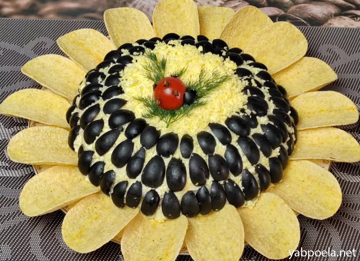 Как приготовить праздничный салат «Подсолнух» с чипсами