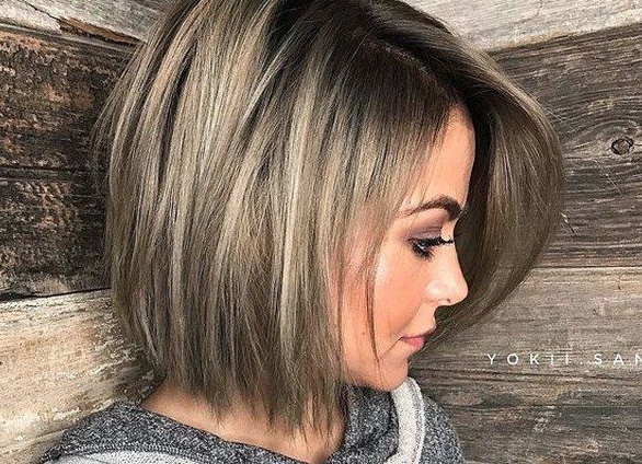 Стильные женские стрижки на волосы средней длины с челкой