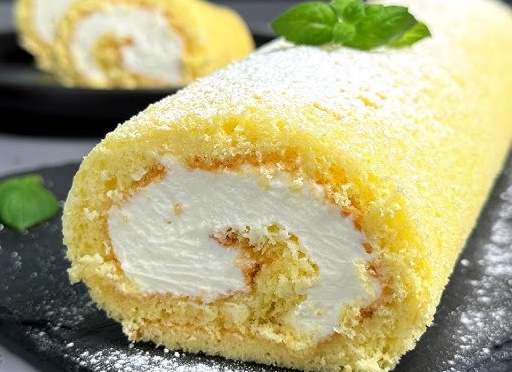 Как быстро испечь простой бисквитный рулет