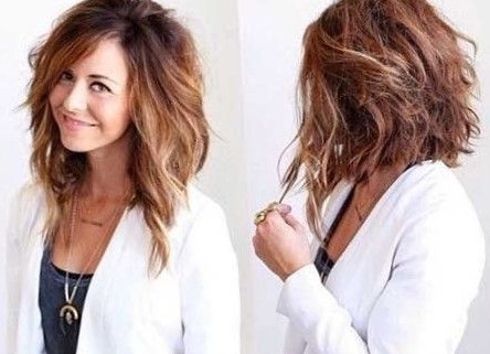 Разновидности удлиненного каре на длинные волосы с челкой и без нее Разновидности удлиненного каре на длинные волосы с челкой и без нее