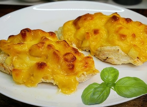 Как вкусно приготовить курицу с ананасами в духовке
